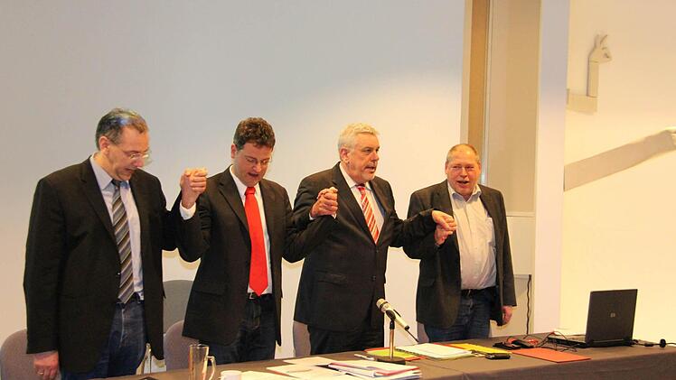 "Brüder, in eins nun die Hände!" Das Präsidium mit (von links) Thomas Nowak, Stefan Leistner, Norbert Tessmer und Thomas Rausch.