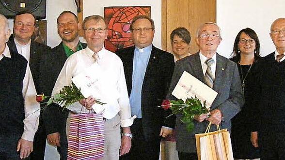 Thomas Ringer (Mitte) bedankte sich gemeinsam mit dem Leitungsteam der KAB Adelsdorf bei langjährigen Mitgliedern für ihre Treue. Foto: Mona-Lisa Eigenfeld