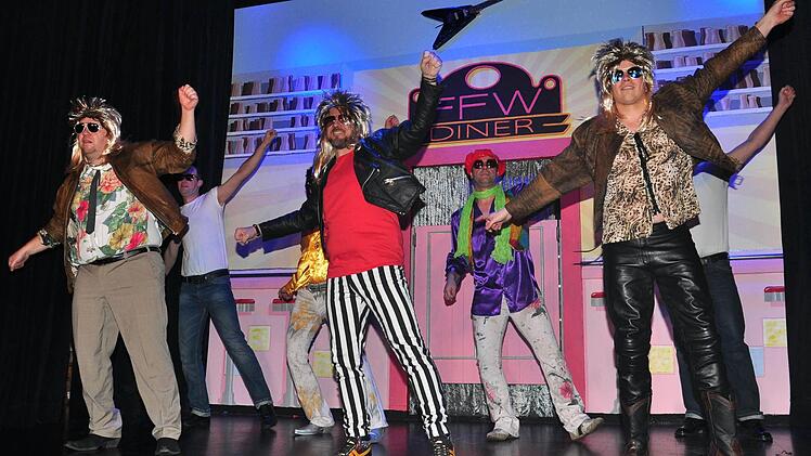 Toller Schlusspunkt im Programm des "Freien Fernsehens Wonfurt" im Pfarrsaal in Wonfurt: das Männerballett im Discofieber. Foto Ulrike Langer