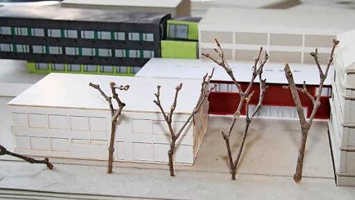 Im Modell ist in roter Farbe der neue Zwischenbau zu erkennen.   Foto: Sonja Adam