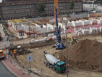 Vor zwei Monaten war der Spatenstich zum Neubau des Landratsamts neben den Erlanger Arcaden. 2018 soll das Gebaäude bezugsfertig sein.   Foto: Daniel Ruppert