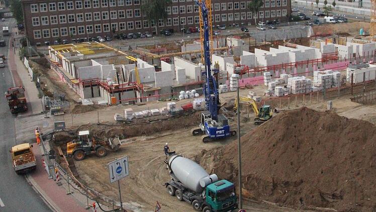 Vor zwei Monaten war der Spatenstich zum Neubau des Landratsamts neben den Erlanger Arcaden. 2018 soll das Gebaäude bezugsfertig sein.   Foto: Daniel Ruppert