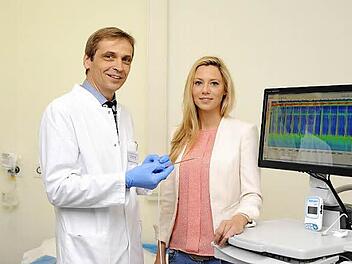 Dr. Holger Göbel erklärt ein Manometrie-Gerät, mit dem der Druck in der Speiseröhre gemessen werden kann. Es kam im Klinikum Lichtenfels auch ambulant zum Einsatz. Foto: Regiomed-Kliniken