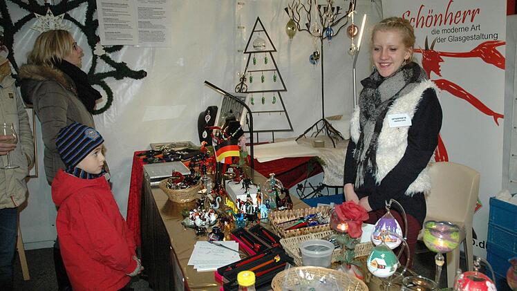 Handgefertigte Weihnachtskugeln und Glasschmuck brachten deutsche Weihnachtsmarktatmosphäre nach Frankreich. Unser Foto zeigt Natascha Timm von der Glasbläserei Schönherr aus Obertheres.