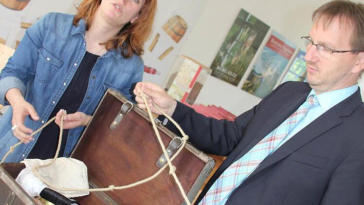 Zwei Fuß misst der Abstand zwischen zwei Knoten und so dient dieses Seil als Längenmaß.