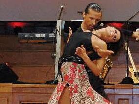 Das Siegerpaar Pavel Pasechnik und Martha Arndt vom TSC Rot-Weiß Karlsruhe bei seinem Showtanz. Foto: Sigismund von Dobschütz