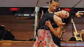 Das Siegerpaar Pavel Pasechnik und Martha Arndt vom TSC Rot-Weiß Karlsruhe bei seinem Showtanz. Foto: Sigismund von Dobschütz