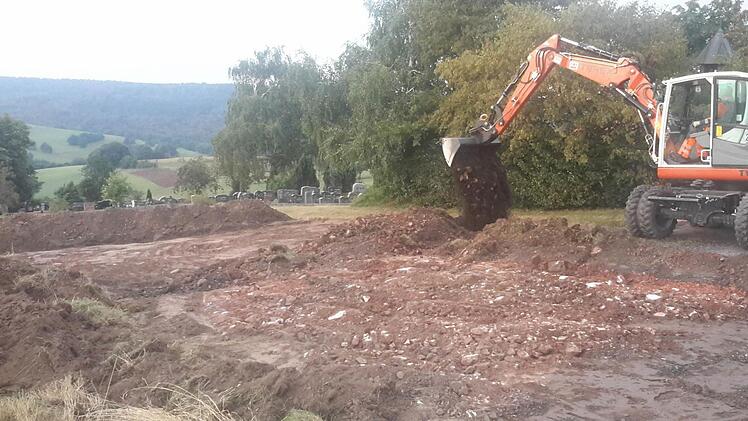Die Vorarbeiten für den künftigen Parkplatz am Friedhof in Platz haben bereits begonnen. Momentan wird die benötigte Fläche eingeebnet. Dort soll es später rund 20 neue Stellplätze geben, die mit Rasengitter befestigt werden.  Foto: Rolf Pralle