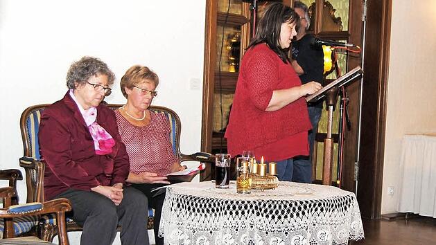 Vorgetragene Geschichten von vier heiligen Frauen standen im Mittelpunkt der Adventsfeier des katholischen Frauenbundes. Foto: Helmut Vogler