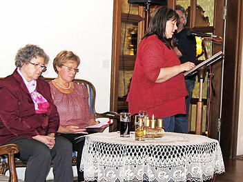 Vorgetragene Geschichten von vier heiligen Frauen standen im Mittelpunkt der Adventsfeier des katholischen Frauenbundes. Foto: Helmut Vogler