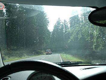 Die Frontscheibe ist zum Durchschauen da, nicht um mit Werbung zugepflastert zu werden.Verschmutzte Windschutzscheiben sind ein Sicherheitsrisiko. Foto: Auto-Medienportal.Net/TÜV Thüringen