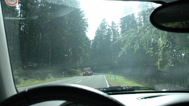 Die Frontscheibe ist zum Durchschauen da, nicht um mit Werbung zugepflastert zu werden.Verschmutzte Windschutzscheiben sind ein Sicherheitsrisiko. Foto: Auto-Medienportal.Net/TÜV Thüringen