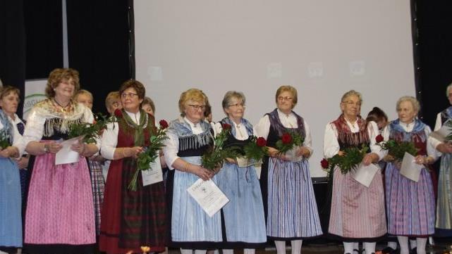 Mit Blumenstrau&szlig; und Urkunde wurden den neun Gr&uuml;ndungsmitgliedern des Landfrauenchors Anerkennung ausgesprochen.Mario Deller