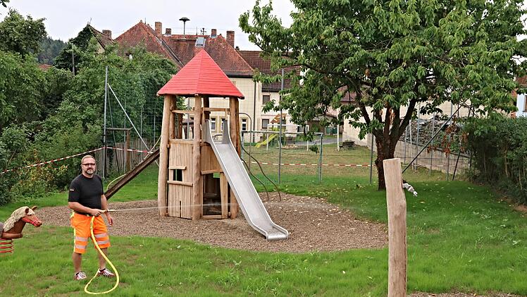 Volker Neu bewässert am Spielplatz Birkenfeld den neu angelegten Rasen. Foto: Helmut Will