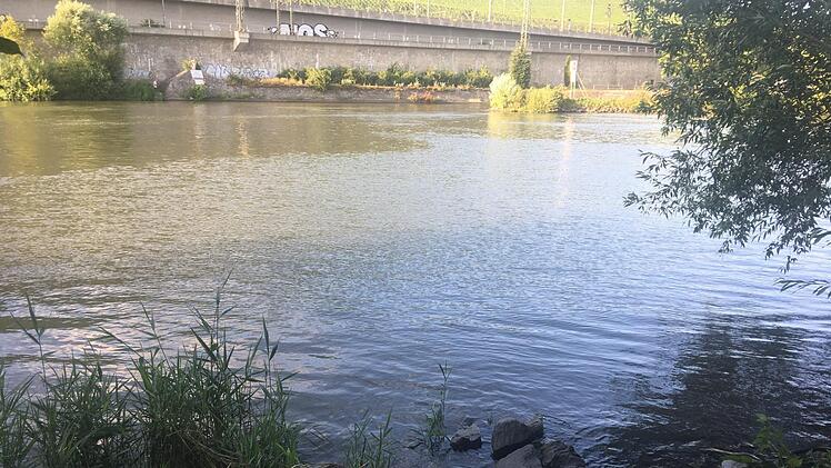 Nahe der Brücke der Deutschen Einheit in Würzburg wurde am Sonntag eine Wasserleiche aus dem Main geborgen. Foto: Paso/News5