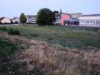 An diesem Standort an der Schule hält der Gemeinderat Mühlhausen für den Kita-Neubau fest.Archiv, Seeger