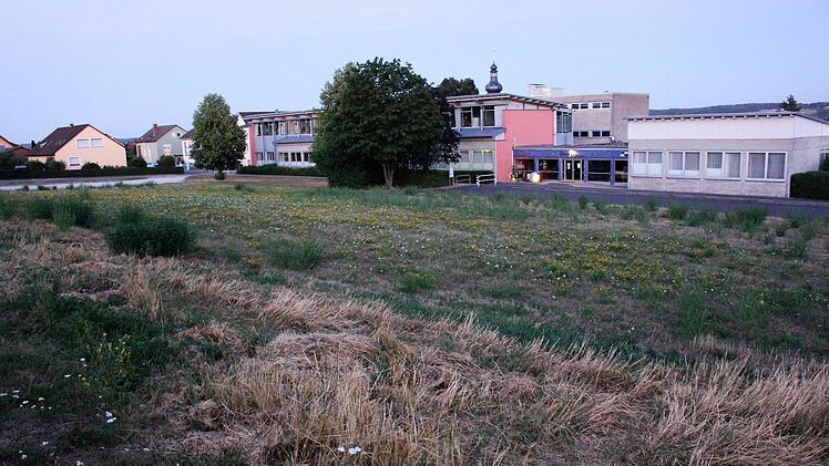 An diesem Standort an der Schule hält der Gemeinderat Mühlhausen für den Kita-Neubau fest.Archiv, Seeger