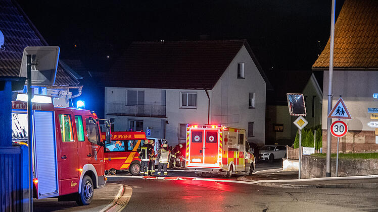 Einfamilienhaus in Vollbrand: 200 Kräfte kämpfen gegen Flammen