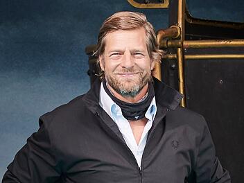 Henning Baum im Interview Henning Baum (53) kehrt als Mick Brisgau zurück in den Dienst. Nach elf Jahren Serienpause und dem Film "Der letzte Bulle" (2019) muss der Macho mit Herz in der Serien-Fortsetzung einmal mehr mit gesellschaftlichen Konventionen kämpfen.