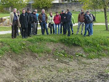 Die Teilnehmer des Gewässernachbarschaftstags sahen sich auch im Brandbachgarten um, der regelmäßig überflutet wird. Foto: fra-press
