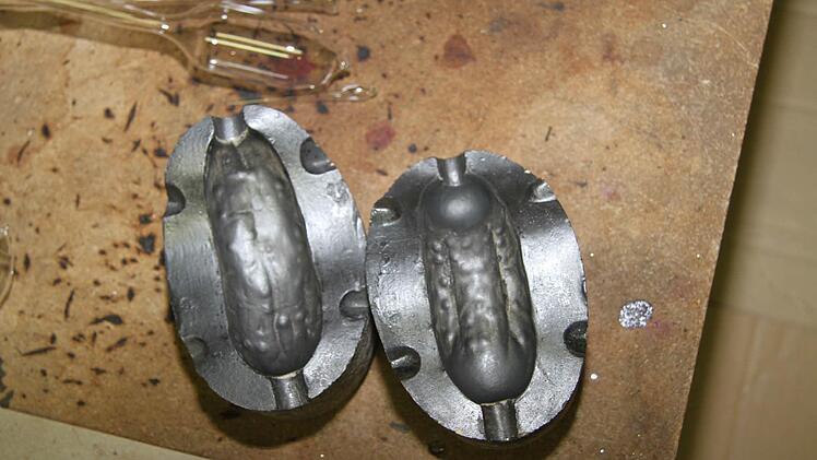 Die Gurkenform hat dicke Noppen und Warzen eingearbeitet, denn so sind Essiggurken eben.