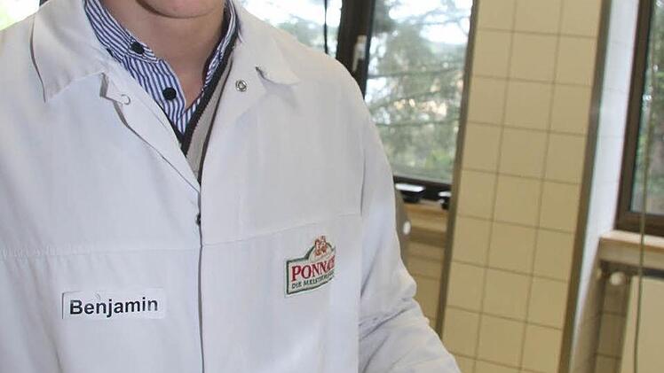 Benjamin Eibisch kredenzt eine Salami aus Pastinaken, Kichererbsen und Roter Beete.