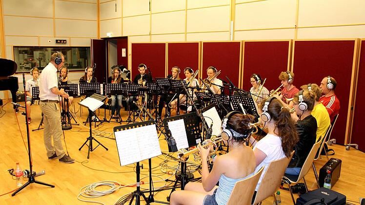 25 musikbegeisterte Schüler aus Ebermannstadt spielen im Studio Franken des Bayerischen Rundfunks.  Foto: p
