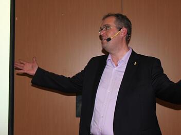 Lernen kann genial und einfach sein. Darüber informierte Josua Kohberg die Eltern in der Maximilian-von-Welsch-Realschule.  Foto: V. Schadeck