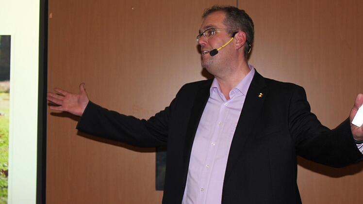 Lernen kann genial und einfach sein. Darüber informierte Josua Kohberg die Eltern in der Maximilian-von-Welsch-Realschule.  Foto: V. Schadeck