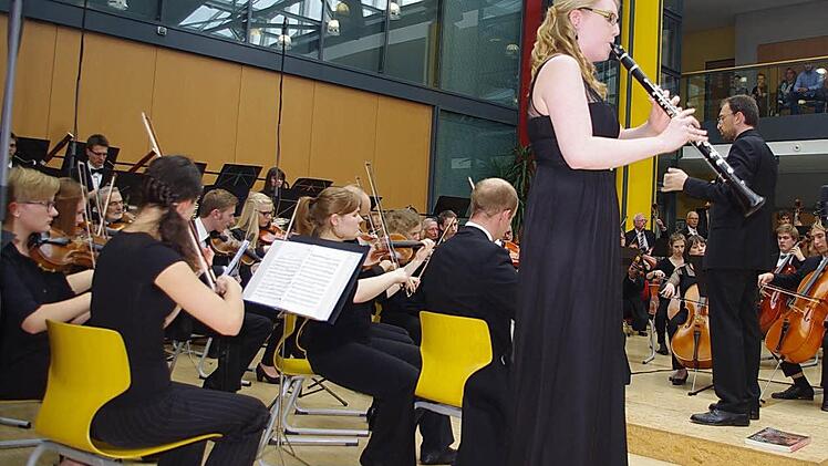 Das Sinfonieorchester der Kronacher Klassik Akademie begeisterte bei seinem nunmehr bereits elften Konzert. Die Klarinettistin Sandra Schnappauf erwies sich als exzellente Solistin. Foto: Heike Schülein
