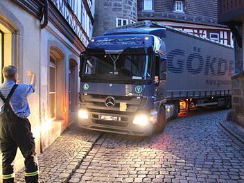 Die Fahrt des Sattelschleppers zurück durch die Kronacher Strau war Millimeterarbeit. Der Einweiser deutet an, weiter in Richtung Mauer zu lenken, doch die hat der Brummi ja schon fast touchiert. Foto: Friedwald Schedel