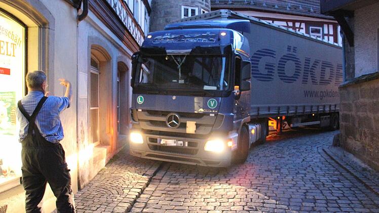 Die Fahrt des Sattelschleppers zurück durch die Kronacher Strau war Millimeterarbeit. Der Einweiser deutet an, weiter in Richtung Mauer zu lenken, doch die hat der Brummi ja schon fast touchiert. Foto: Friedwald Schedel