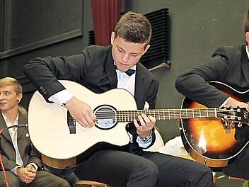 Jannik Güttler (links) und Dominik Kohles bereicherten die Abschlussfeier musikalisch.  Fotos: Gerda Völk