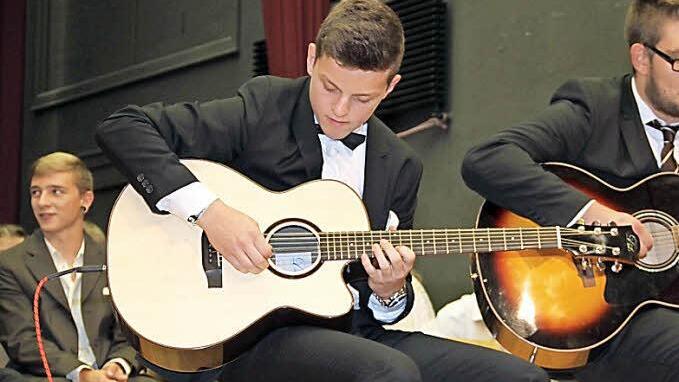Jannik Güttler (links) und Dominik Kohles bereicherten die Abschlussfeier musikalisch.  Fotos: Gerda Völk