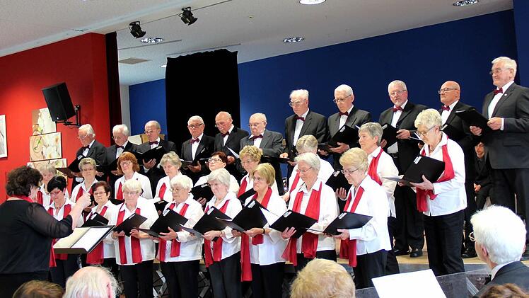 Liederkranz Höchstadt mit Irina Konjaev am Pult und Gabriel Konjaev am Piano Foto: Johanna Blum