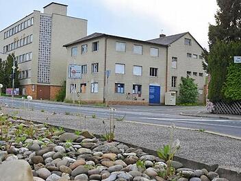 In ähnlicher Höhe wie das vorhandene Gebäude, könnte ein Neubau wieder errichtet werden. Foto: Rainer Lutz