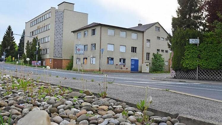 In ähnlicher Höhe wie das vorhandene Gebäude, könnte ein Neubau wieder errichtet werden. Foto: Rainer Lutz