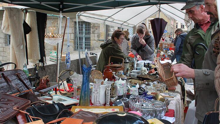 Beim Bamberger Antikmarkt kamen Liebhaber schöner alter Dinge voll auf ihre kosten. Foto: Michel Memmel