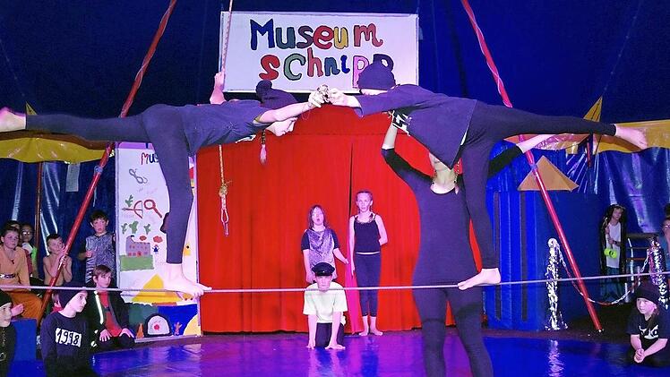 Beim "Zirkus Schnipp" tranieren Kinder nicht nur das Balancieren, sondern ganz nebenbei auch das soziale Miteinander. Gejubelt wird immer, auch wenn eine Nummer mal nicht perfekt ist. Im Vordergrund steht die Gruppendynamik. Foto: Stephanie Elm