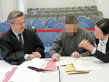 Der Angeklagte L. sitzt zwischen seinem Nürnberger Verteidiger Thomas Dohnany und der Dolmetscherin im Gerichtssaal. Foto: Jutta Behr-Groh