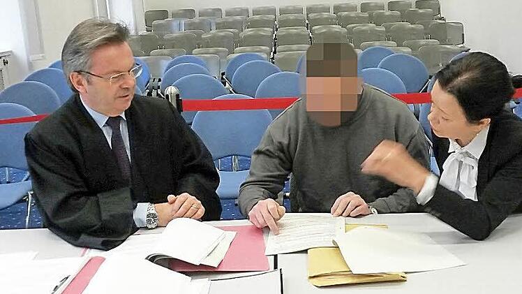 Der Angeklagte L. sitzt zwischen seinem Nürnberger Verteidiger Thomas Dohnany und der Dolmetscherin im Gerichtssaal. Foto: Jutta Behr-Groh