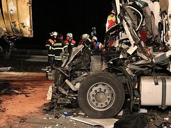 Lkw-Unfälle sind selten, ihre Folgen aber oft besonders dramatisch und die Bilder spektakulär. Foto: NEWS5 / Merzbach