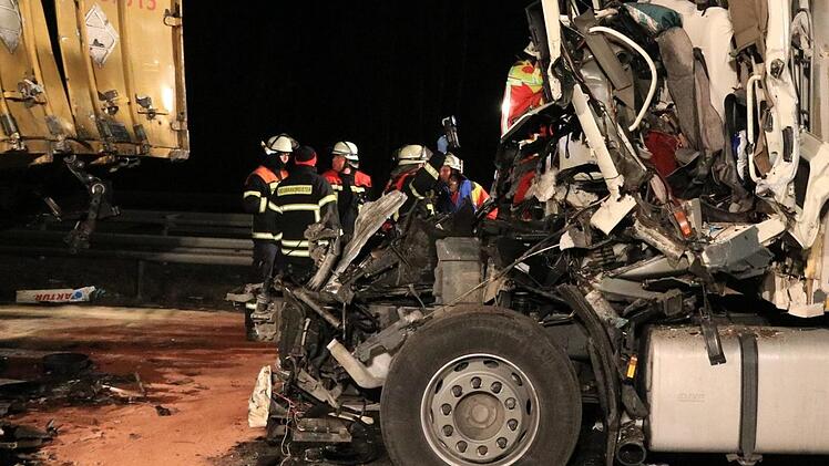 Lkw-Unfälle sind selten, ihre Folgen aber oft besonders dramatisch und die Bilder spektakulär. Foto: NEWS5 / Merzbach