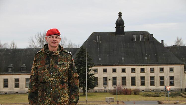 Auch der Eisenhower-Platz wird neu gestaltet: Für das Gebäude im Hintergrund hat die Bundeswehr allerdings keine Verwendung mehr, sagt Oberstleutnant Roman Jähnel. Foto: Ulrike Müller