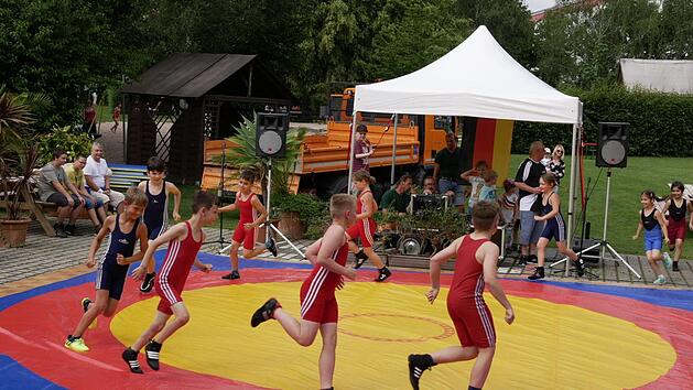 Die kleinen Ringer des TBVfL Neustadt-Wildenheid versetzten das Publikum damit, was sie so alles drauf hatten, ins Staunen.    Foto: Manja von Nida