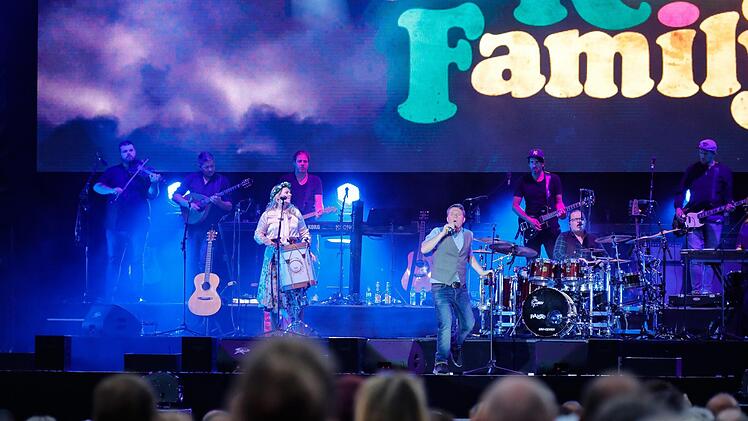 Bei ihrer Premiere in Coburg genossen die Mitglieder der Kelly Family die besondere Stimmung auf dem Schlossplatz.  Foto: Matthias Hoch