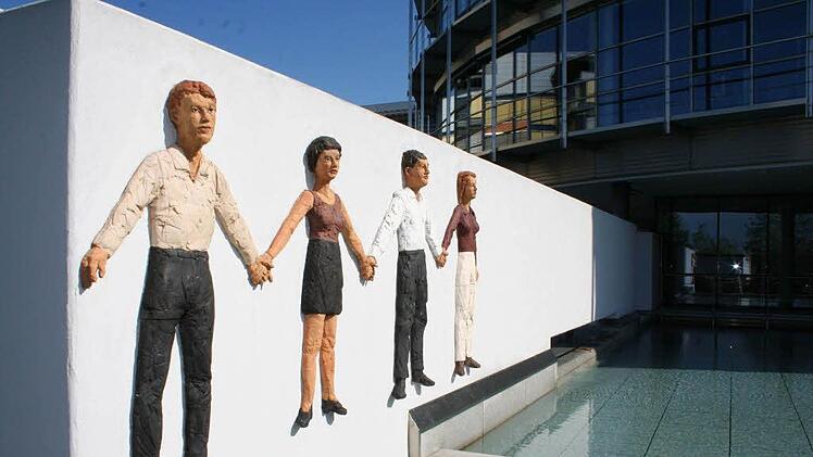 Menschenkette von Stefan Balkenhol vor dem Gebäudekomplex der HUk auf der Bertelsdorfer HöheFoto: Jochen Berger