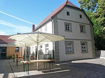 Das ehemalige Forsthaus, das direkt neben dem Gemeindebrauhaus in der Gemeinde Thundorf steht, soll saniert und &ouml;ffentlich genutzt werden.  Foto: Gemeinde Thundorf/Sibylle Kneuer