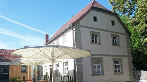 Das ehemalige Forsthaus, das direkt neben dem Gemeindebrauhaus in der Gemeinde Thundorf steht, soll saniert und &ouml;ffentlich genutzt werden.  Foto: Gemeinde Thundorf/Sibylle Kneuer