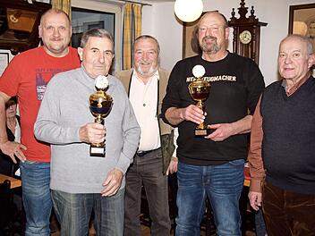 Die Vereinsmeister, von links Herbert Friedmann und Andreas Fugmann mit Zuchtwart Markus Leikeim, Ehrenvorsitzendem Kurt Kodisch und Zweitem Vorsitzenden Konrad Kraus  Foto: Dieter Radziej